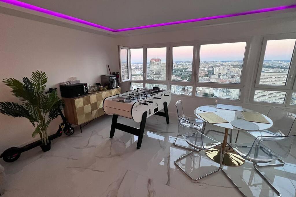 Appartement With Amazing View Of + Parking Parijs