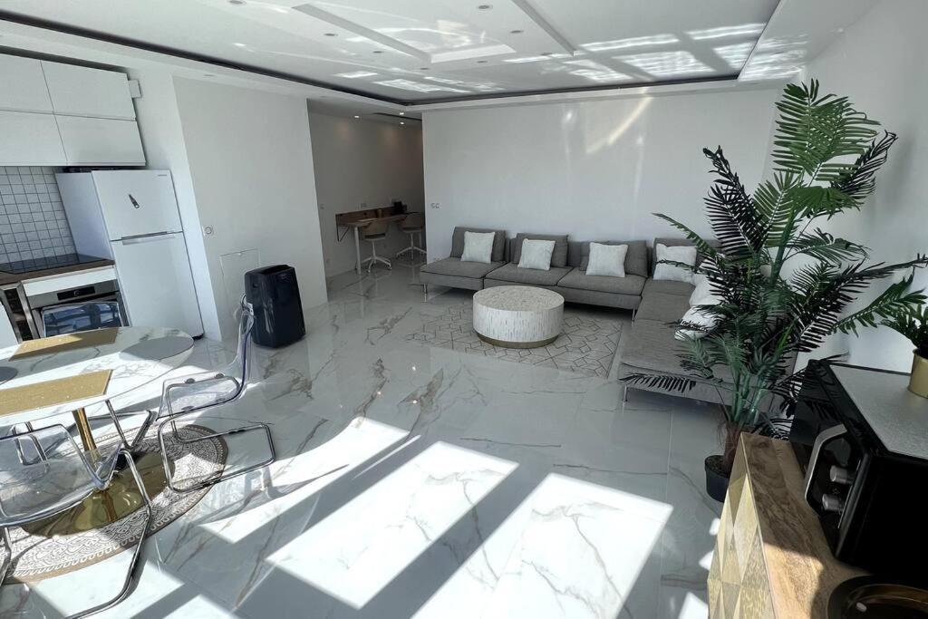 Appartement With Amazing View Of + Parking
