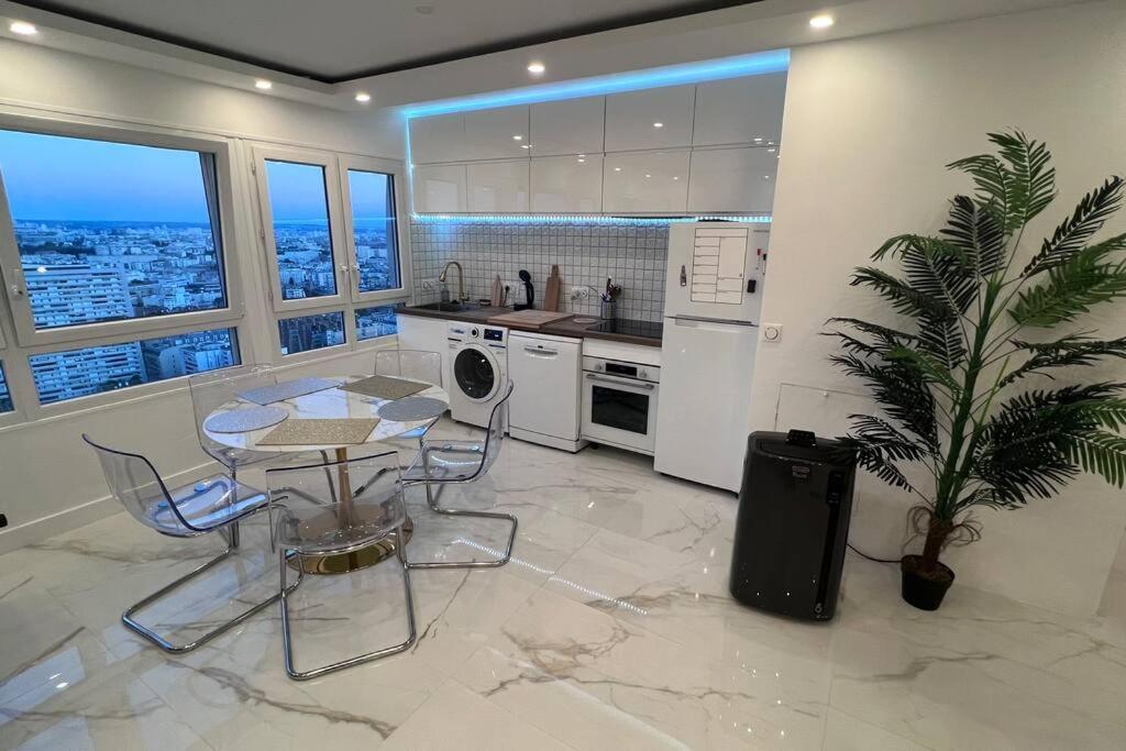 With Amazing View Of + Parking Appartement *
